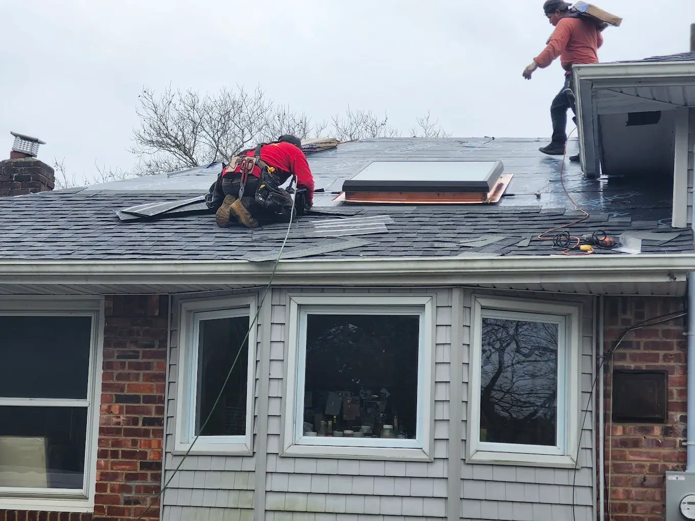 County Roofing Systems working on rainy day