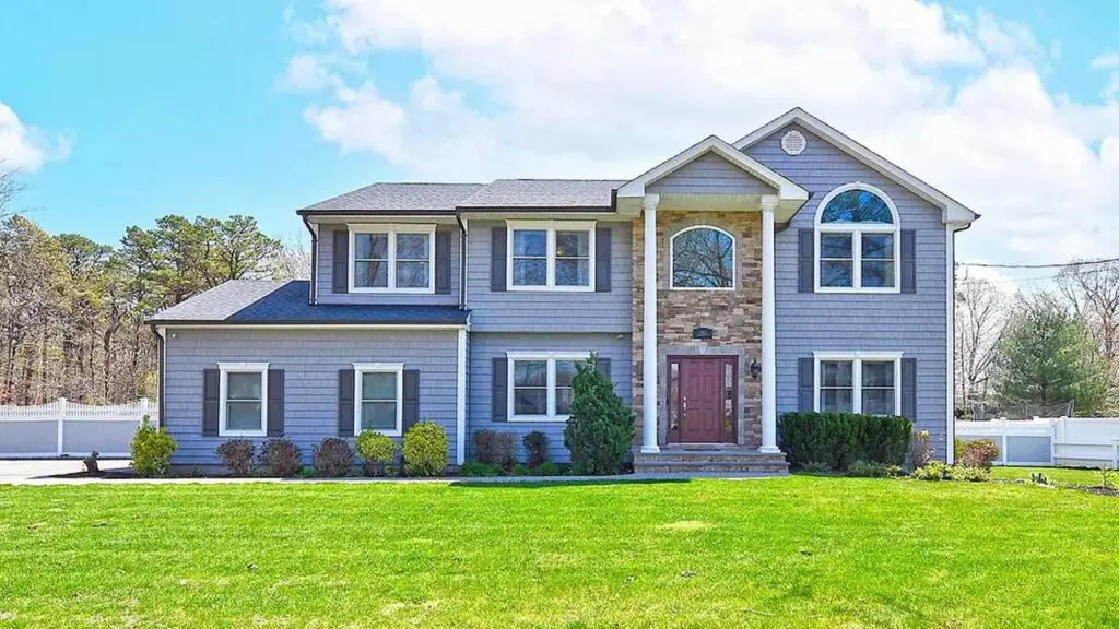 981 Baldwin Path, Dix Hills, NY 11746